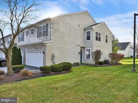 19 Carousel Cir, Hershey, PA 17033