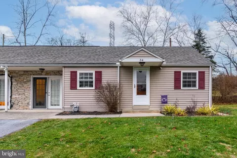 34 Village Rd, Hummelstown, PA 17036