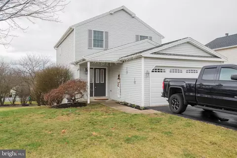 6083 Regent Dr, Harrisburg, PA 17112
