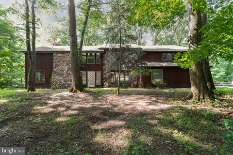 1813 Fox Hunt Ln, Harrisburg, PA 17110