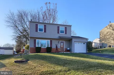 378 Sweetbriar Dr, Harrisburg, PA 17111