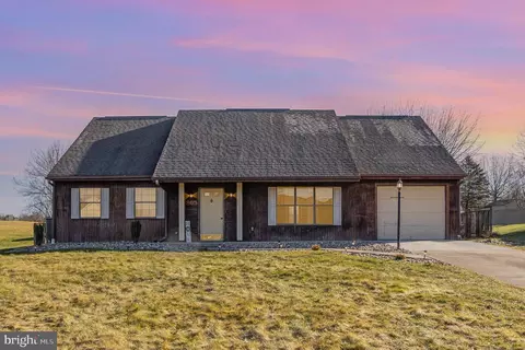 805 Fairlane Dr, Millersburg, PA 17061