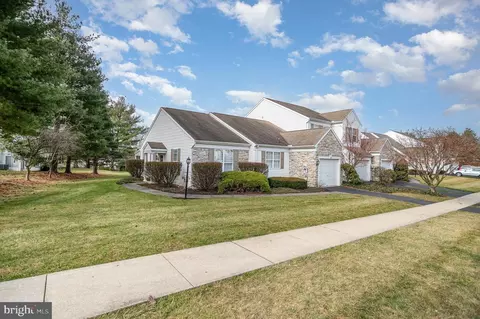 1820 Deer Run Dr, Hummelstown, PA 17036