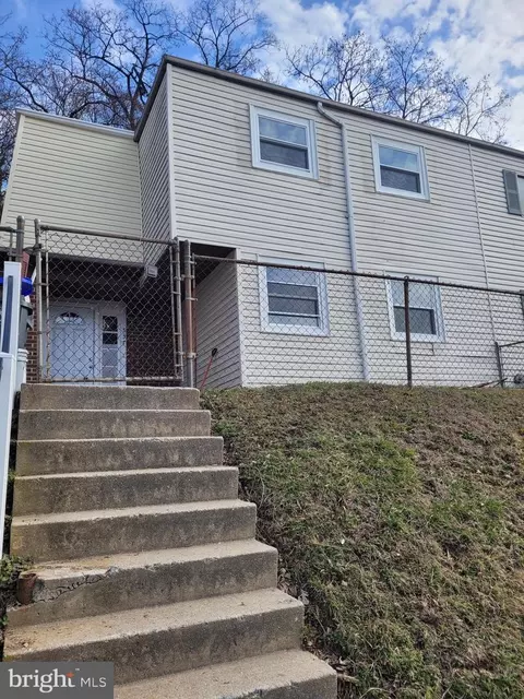 537 Saint Marys Dr, Steelton, PA 17113