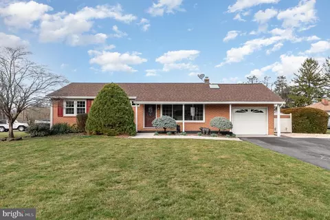 8 Midland Ct, Middletown, PA 17057