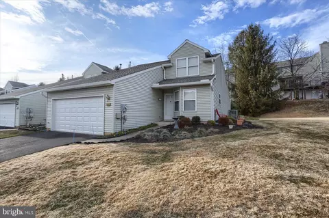 1094 Country Hill Dr, Harrisburg, PA 17111