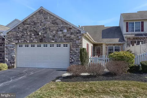 2267 Southpoint Dr, Hummelstown, PA 17036