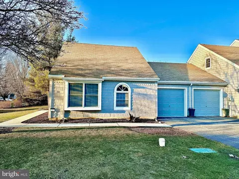 230 Crescent Dr, Hershey, PA 17033