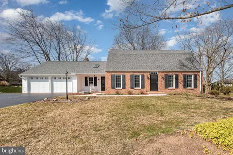 8 Plymouth Cir, Hershey, PA 17033
