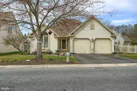 1814 Meadow Ridge Dr, Hummelstown, PA 17036