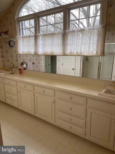Bath - 1044 Beech Ave, Hershey, PA 17033 photo 1 of 3