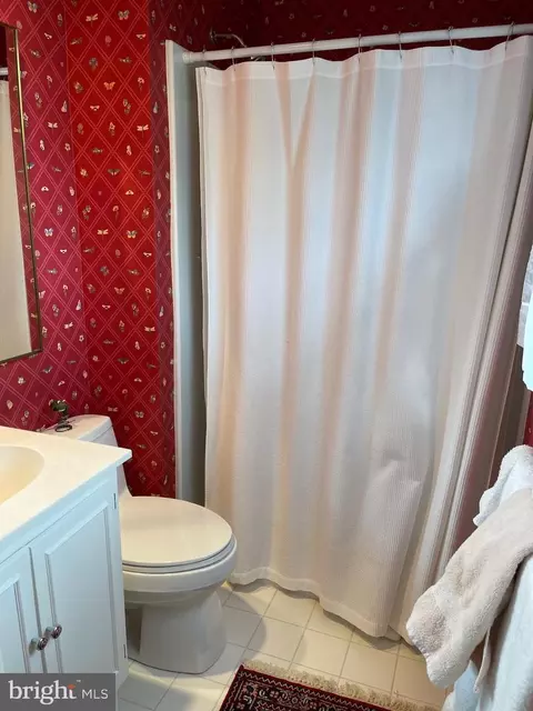 Bath - 1044 Beech Ave, Hershey, PA 17033 photo 2 of 3