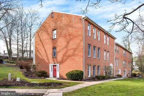 37 Fairfax Vlg, Harrisburg, PA 17112