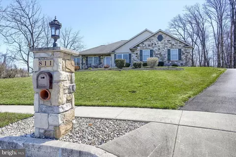 811 Evergreen Dr, Middletown, PA 17057