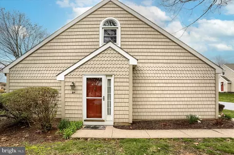 204 Crescent Dr, Hershey, PA 17033