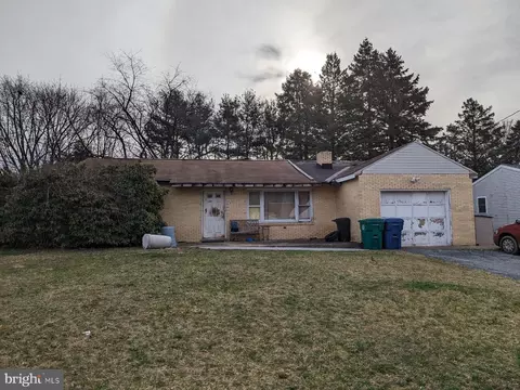 1077 Acri Dr, Harrisburg, PA 17111
