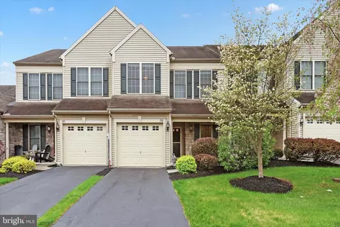 755 Creekside Dr, Hummelstown, PA 17036