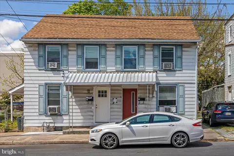 13 W 15 W Water St, Middletown, PA 17057