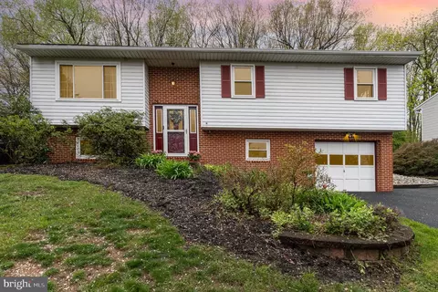 6131 Hocker Dr, Harrisburg, PA 17111