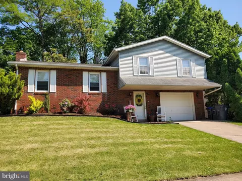 10 Roller Dr, Steelton, PA 17113