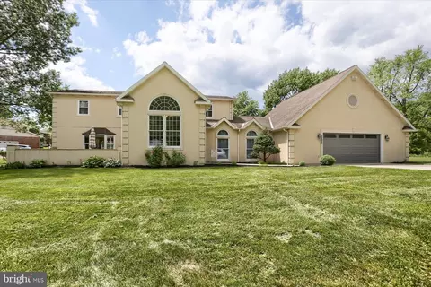 1504 Woodcrest Cir, Harrisburg, PA 17112