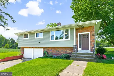 1011 Meadow Ln, Middletown, PA 17057