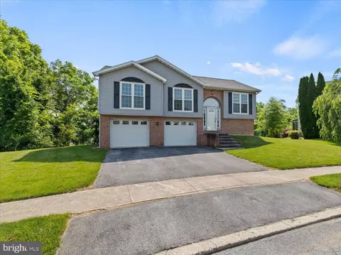 8751 Washington Cir, Hummelstown, PA 17036