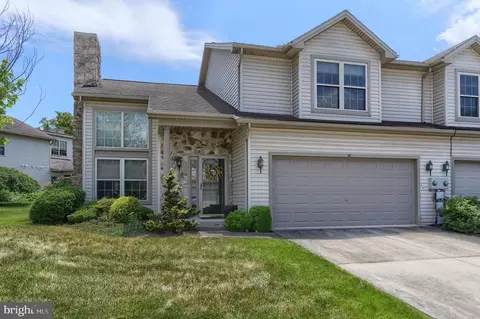 16 Edgewater Dr, Middletown, PA 17057