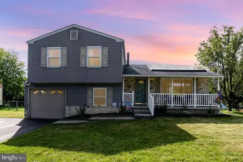 468 Sweetbriar Dr, Harrisburg, PA 17111