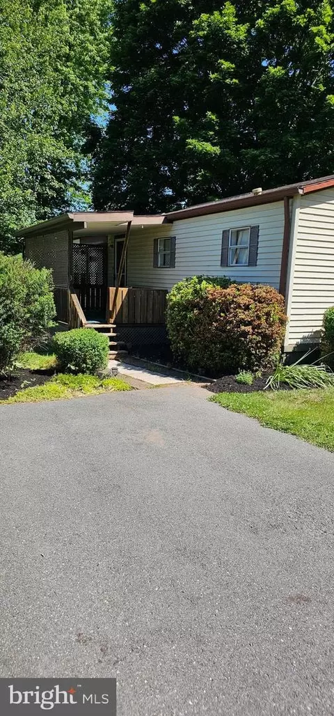 3 Midland Dr, Millersburg, PA 17061