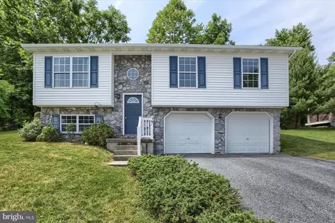 27 Sweet Arrow Dr, Hummelstown, PA 17036
