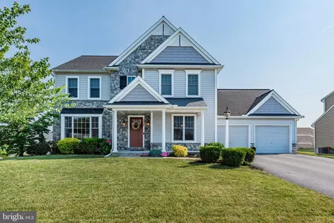 332 Goldfinch Ln, Hummelstown, PA 17036
