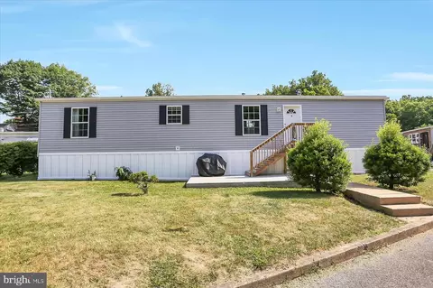 9 Sunset Dr, Hershey, PA 17033 photo 2