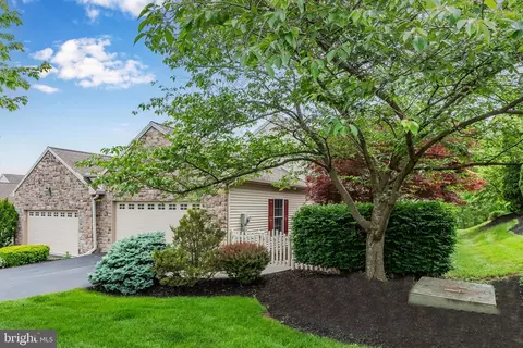 2263 Southpoint Dr, Hummelstown, PA 17036