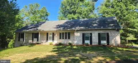 1068 Twin Lakes Dr, Harrisburg, PA 17111