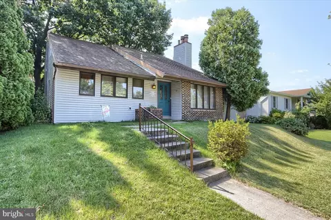 8 Roller Dr, Steelton, PA 17113