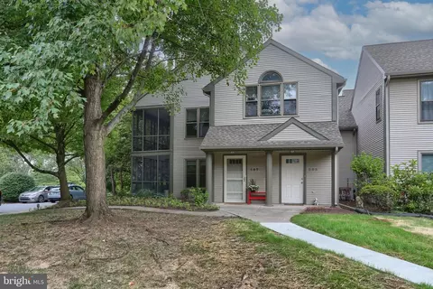 587 Roslaire Dr, Hummelstown, PA 17036