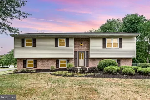 19 Mondale Cir, Hummelstown, PA 17036