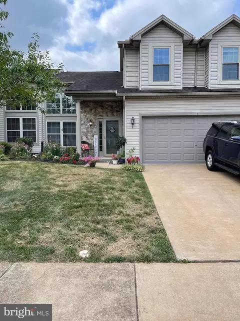 8 Edgewater Dr, Middletown, PA 17057