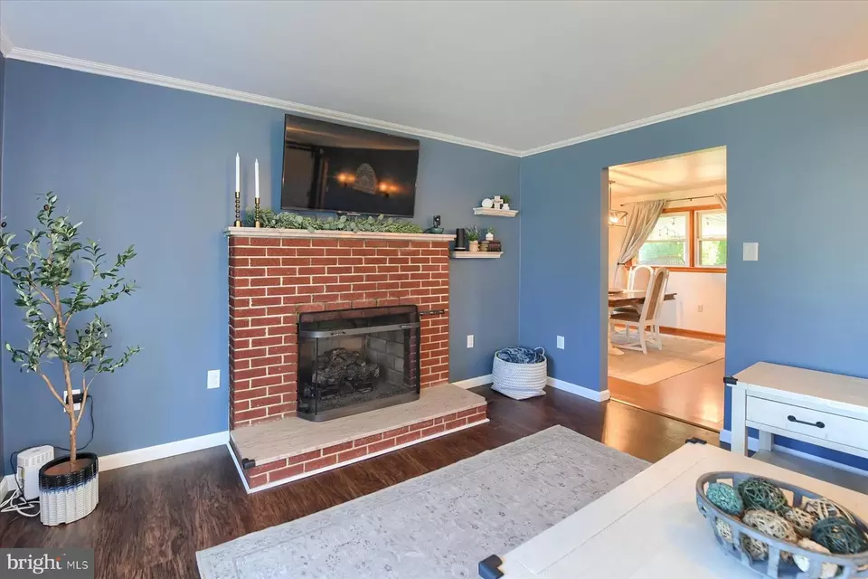 Living - 500 Walnut Rd, Harrisburg, PA 17113 photo 2 of 2