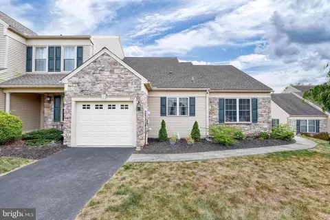727 Creekside Dr, Hummelstown, PA 17036