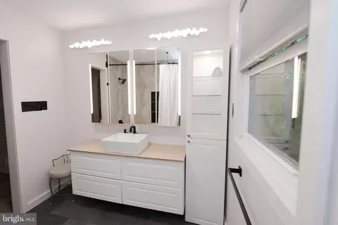 Bath - 329 E Granada Ave, Hershey, PA 17033 photo 3 of 4
