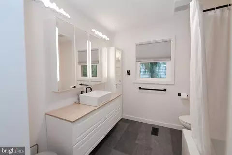 Bath - 329 E Granada Ave, Hershey, PA 17033 photo 2 of 4