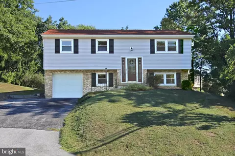 227 Myrtle Dr, Harrisburg, PA 17112