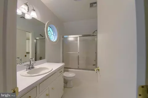 Bath - 343 E Granada, Hershey, PA 17033 photo 9 of 10