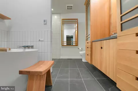 Bath - 343 E Granada, Hershey, PA 17033 photo 3 of 10