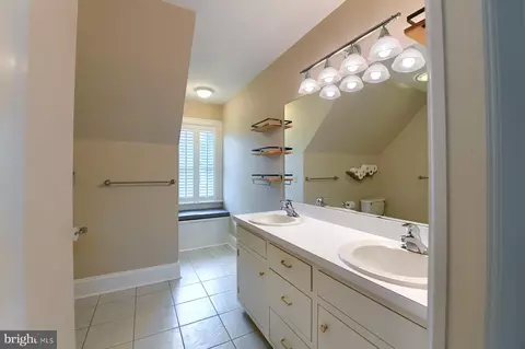Bath - 343 E Granada, Hershey, PA 17033 photo 4 of 10