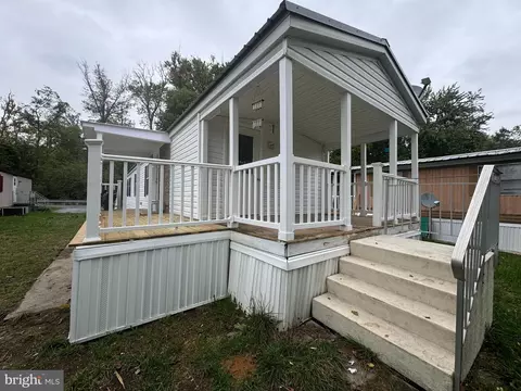 90 Lake Dr, Middletown, PA 17057