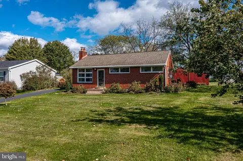 887 Shawnee Dr, Harrisburg, PA 17112