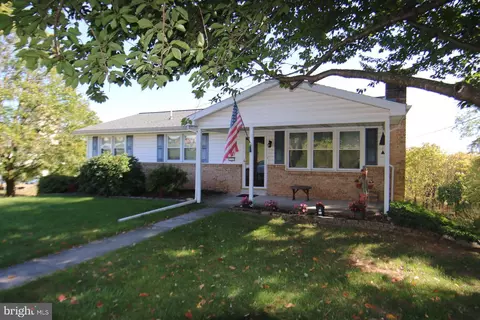 2 Horseshoe Dr, Middletown, PA 17057